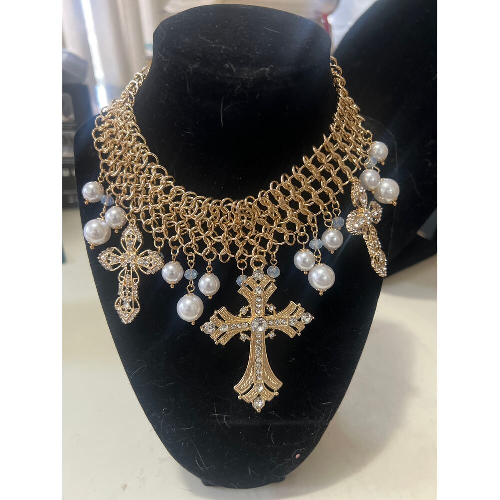 NECKLACE PEARLS CROSS NWOT
